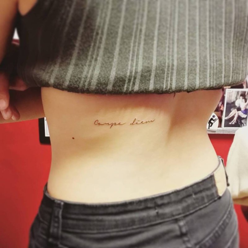 Тату Carpe Diem с лотосом