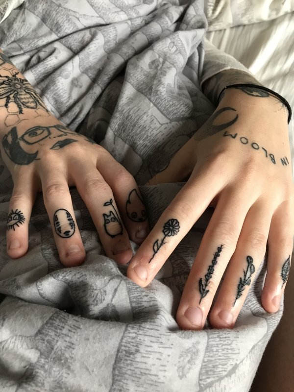 Маленькие тату на пальцах