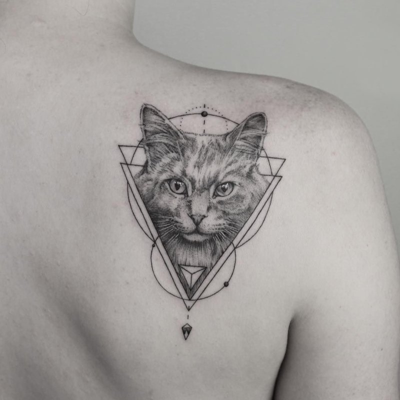 Тату черный котенок