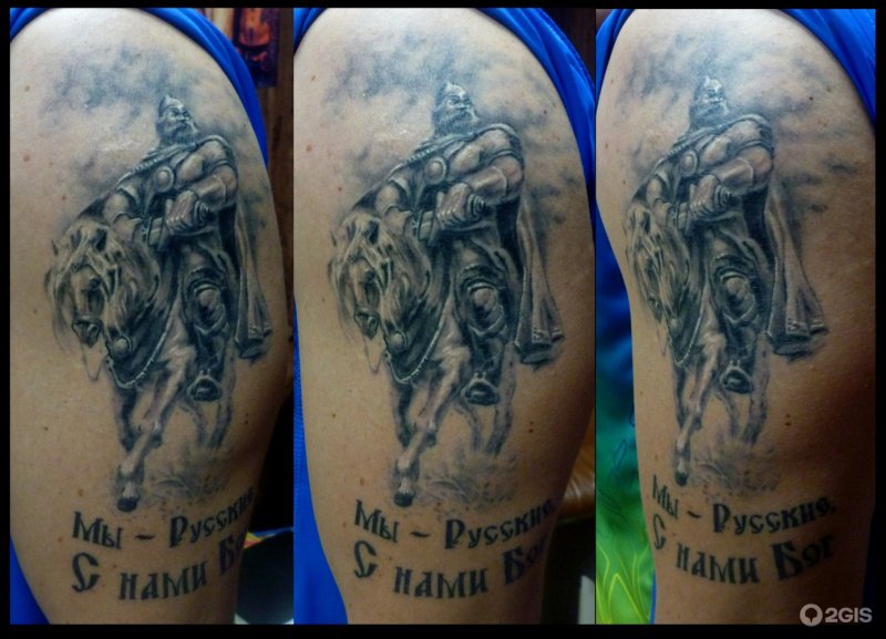 Женщина в тату салоне