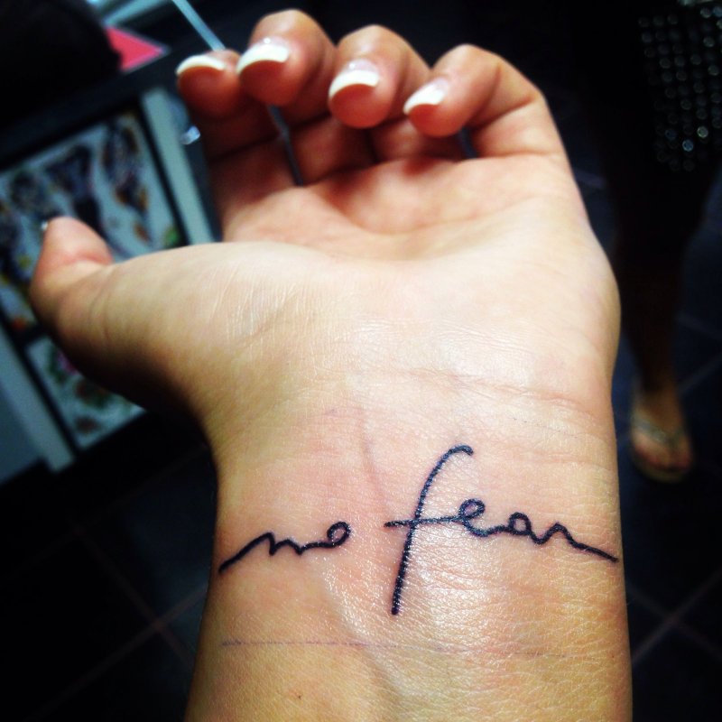 Тату надпись Fear