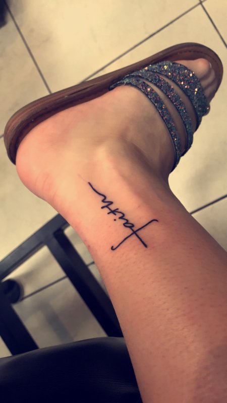 Тату с надписью Faith