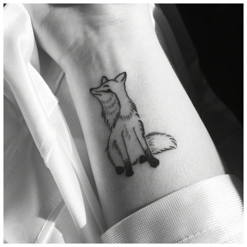Тату маленькая черная кошка