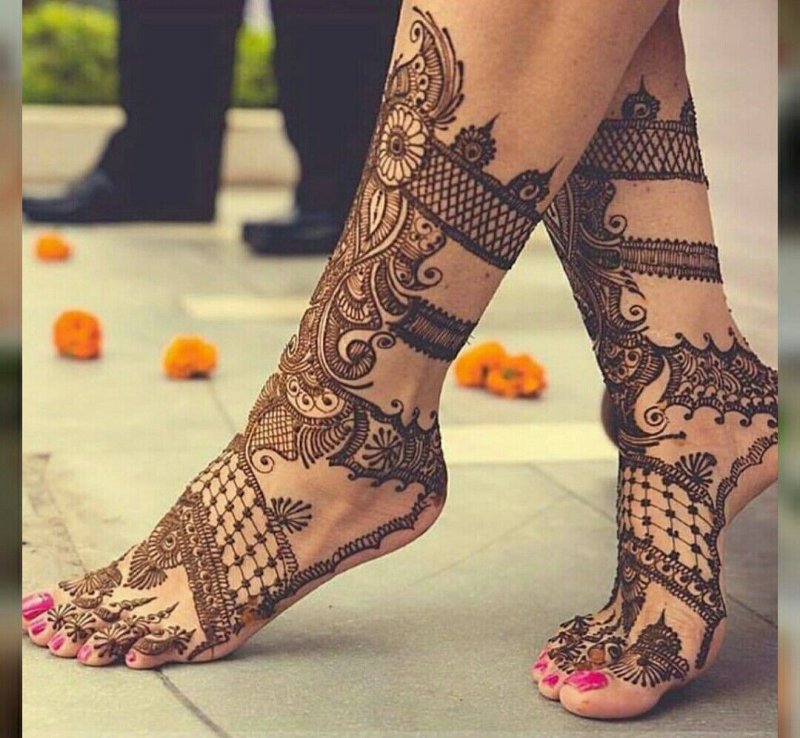 Мехенди на теле Гинкас
