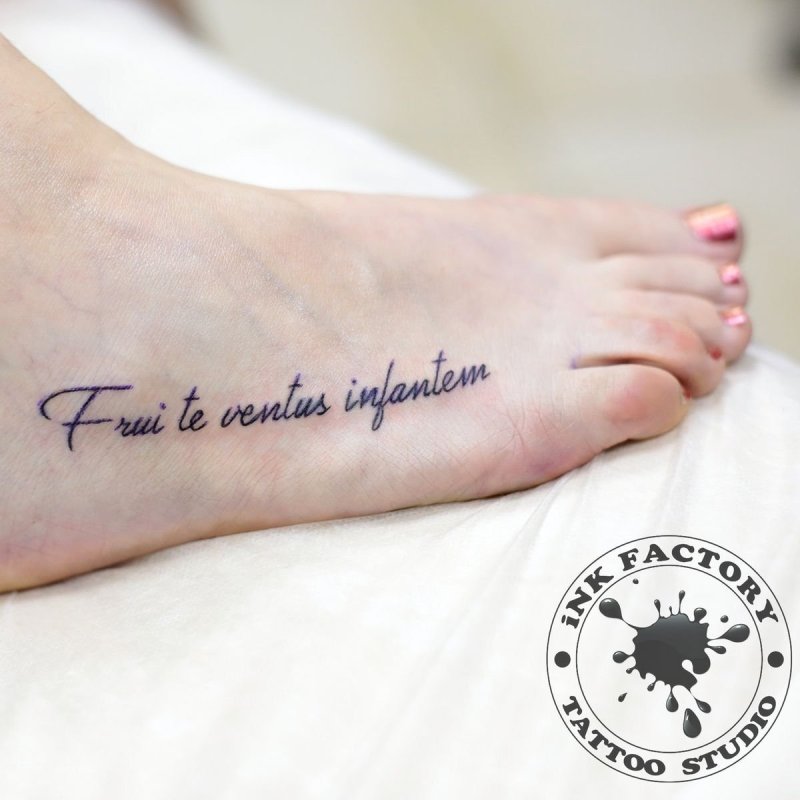 Carpe Diem тату на ноге
