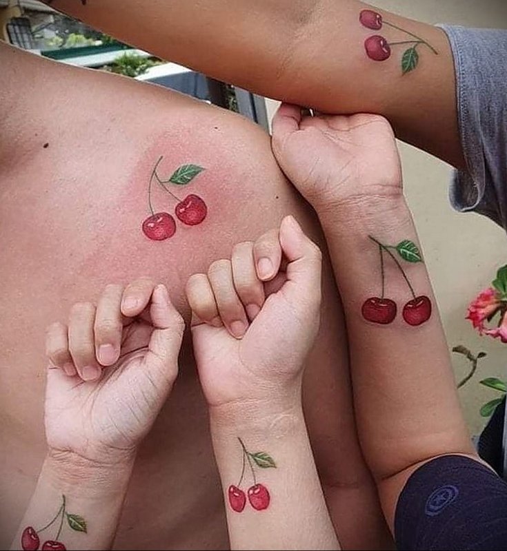 Тату клубника на попе