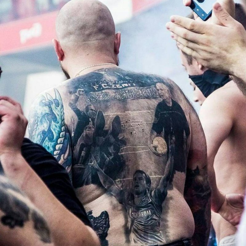 Борис футбольный фанат татуированный
