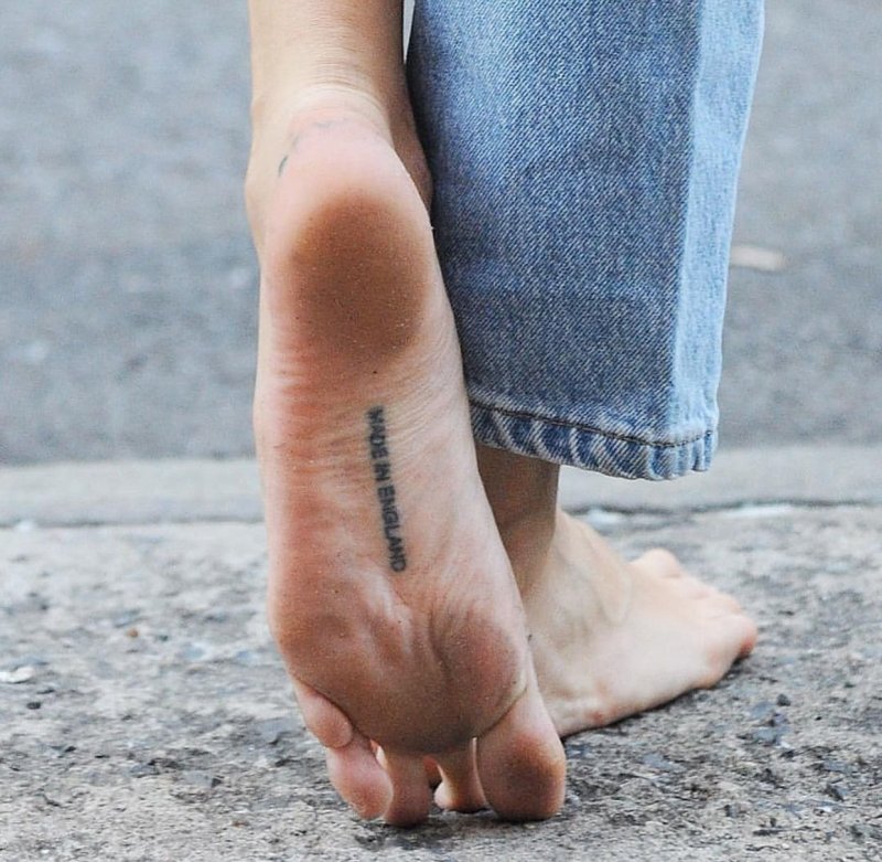 Кара Делевинь feet