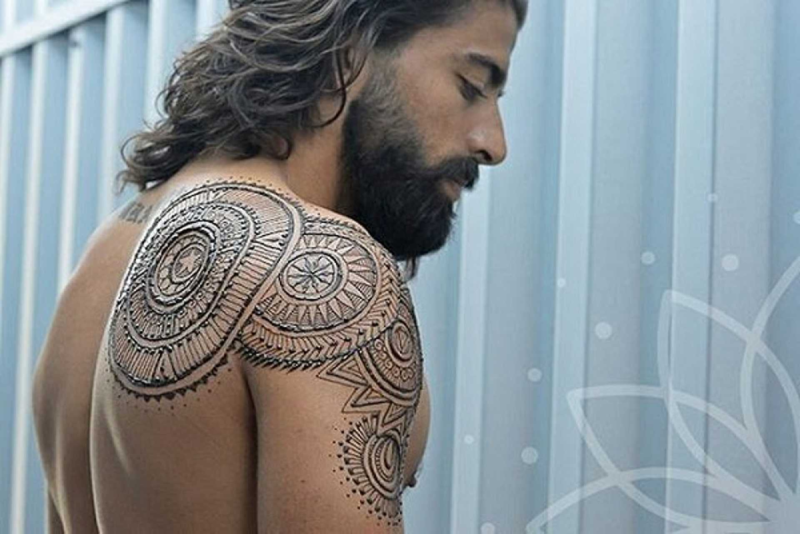 Мехенди на плече мужские