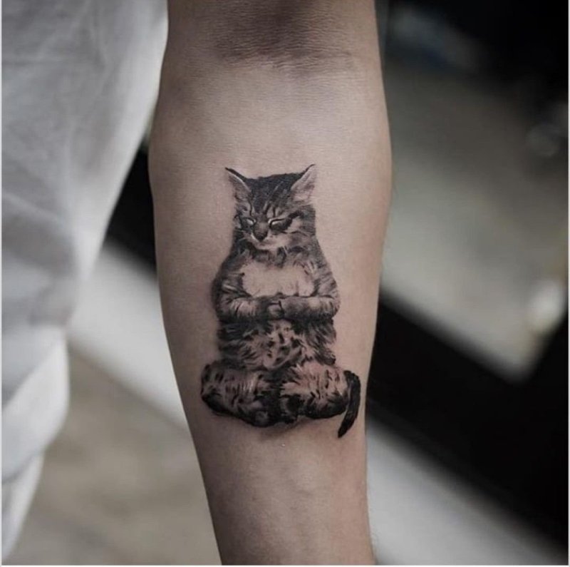 На груди мехенди кошка