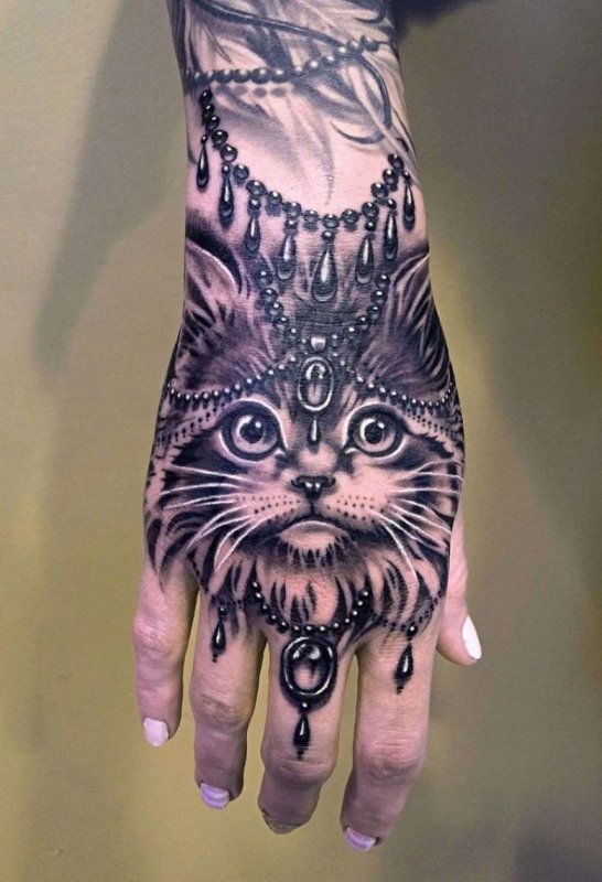 Кот с кистью