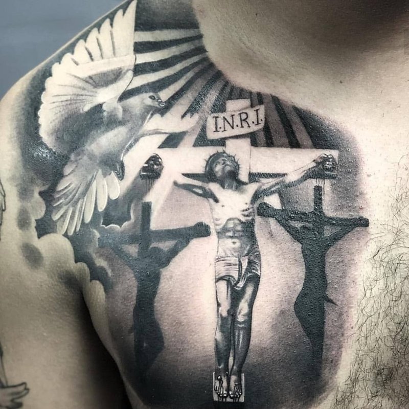 Тату крест на груди