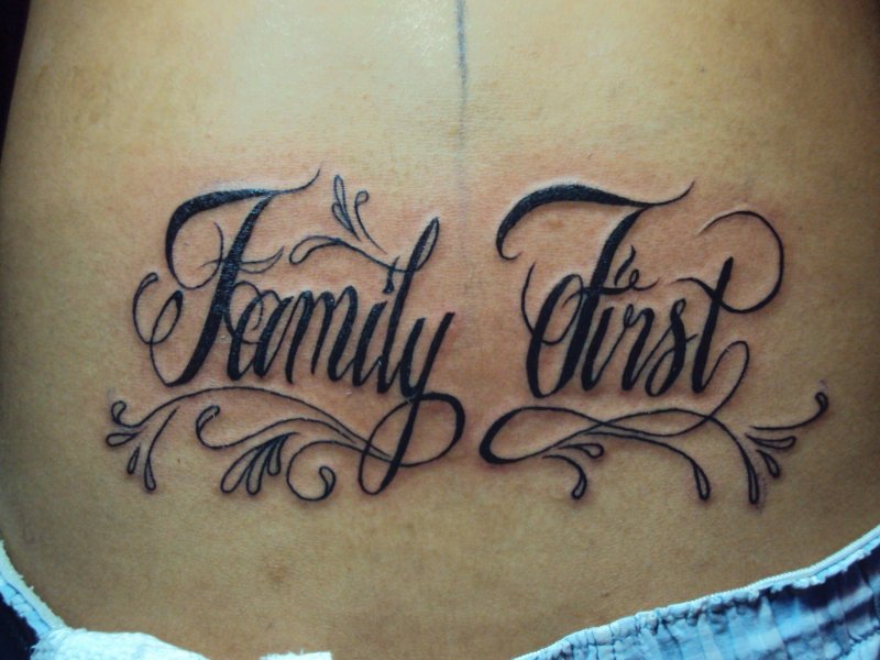 Татуировка с надписью Family