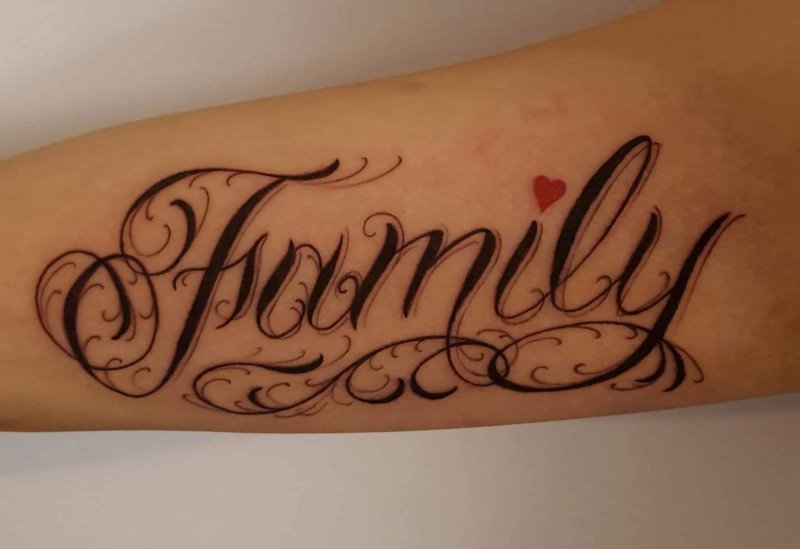 Тату надпись Family