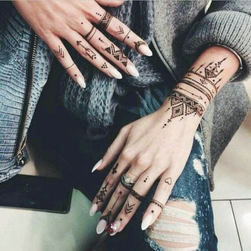 Мехенди на пальцах рук лёгкие