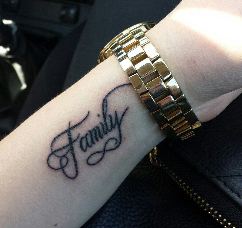 Тату на запястье Family