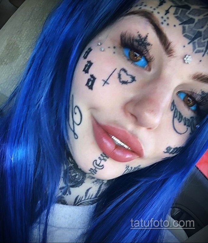 Девушка с татуировкой 666 на лице