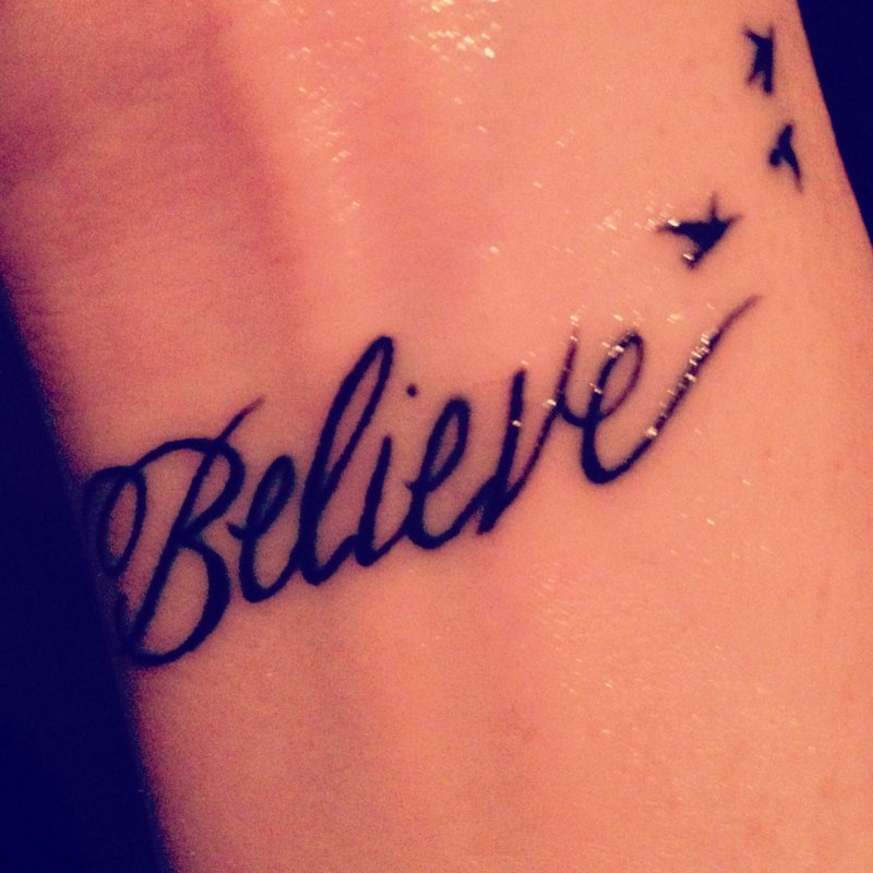 Татуировка believe на запястье