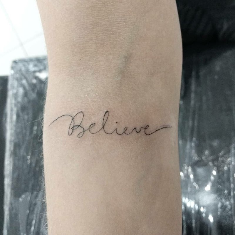 Тату believe на запястье