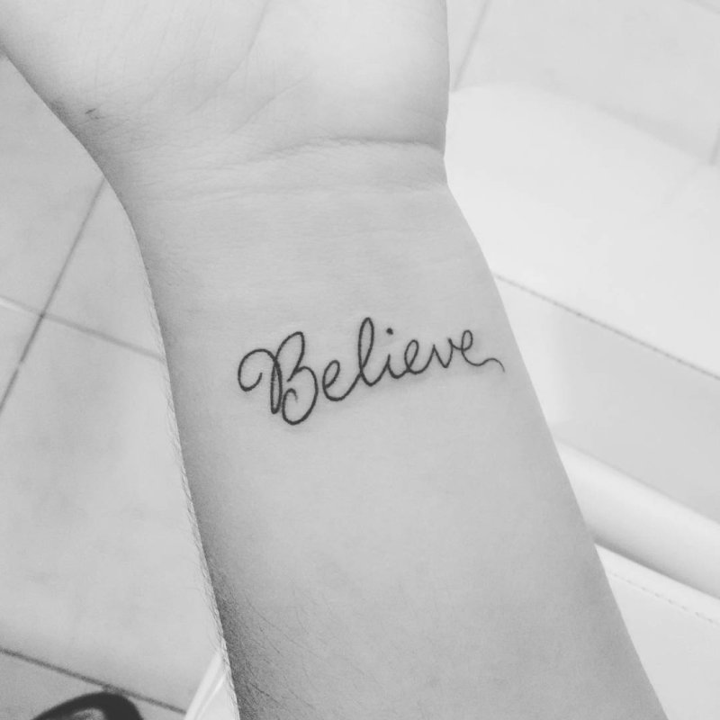 Тату believe на запястье