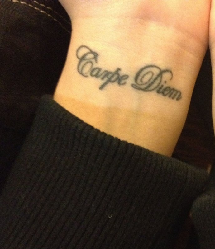 Тату надпись Carpe Diem