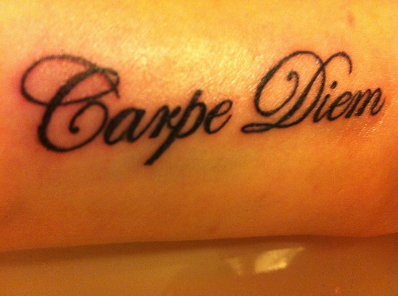 Carpe Diem тату на шее