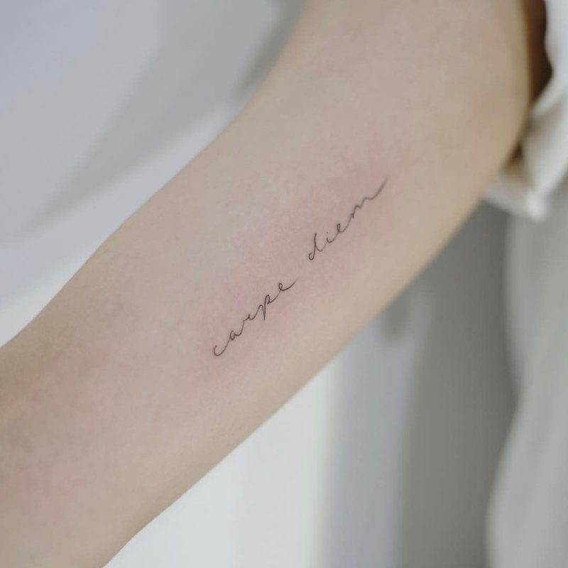 Тату надпись на ключице Carpe Diem
