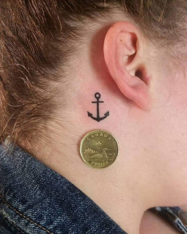 Тату якорь за ухом