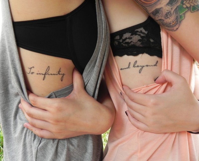 Тату Love на ребрах
