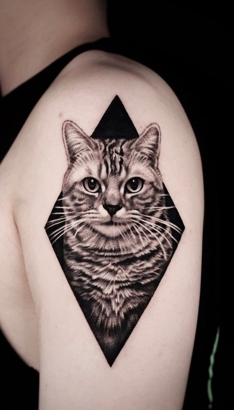 Тату черный котенок