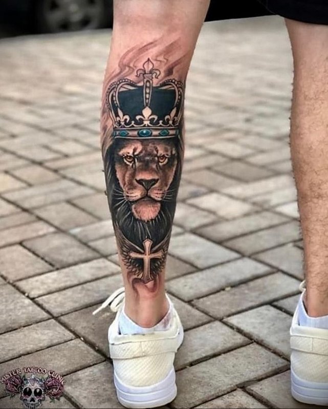 Тату Лев с короной на ноге