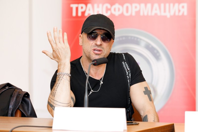 Бусина дзи у Дмитрия Нагиева