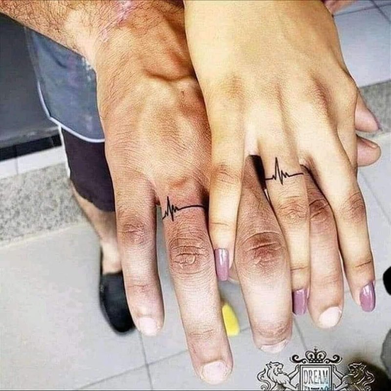 Обручальное тату на безымянном пальце