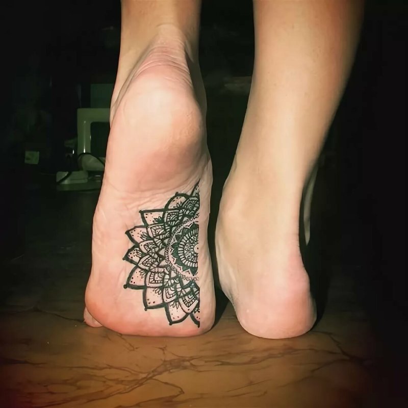 Кара Делевинь feet foot