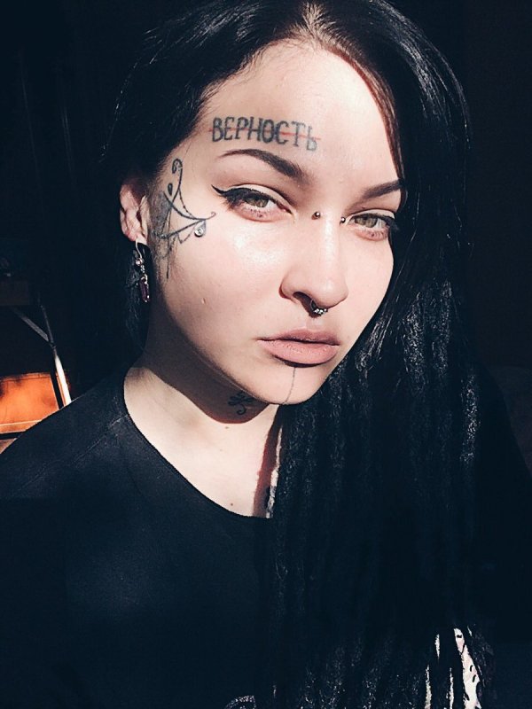 Тату надпись на лице лице