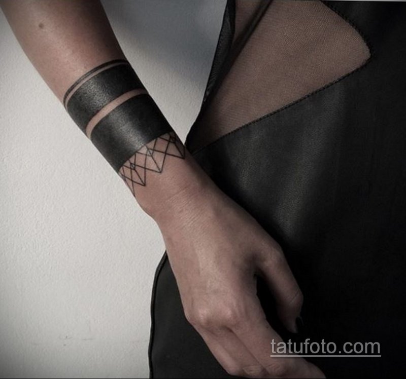 Blackwork браслет на предплечье