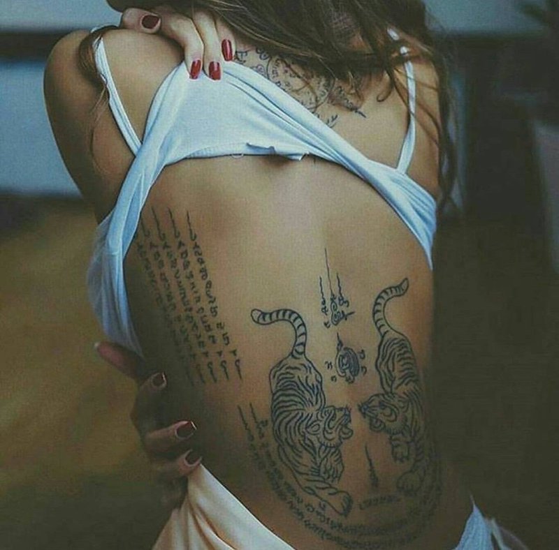 Тату на спине для девушек