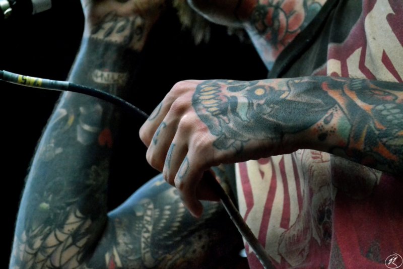 Oliver Sykes прическа