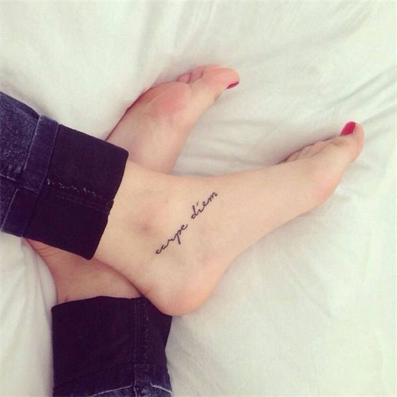 Carpe Diem тату на ноге