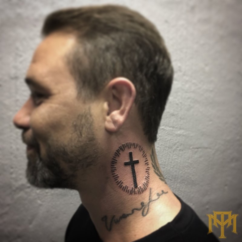 Тату на шее мужские крестик