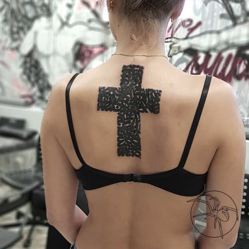 Тату крест для девушек
