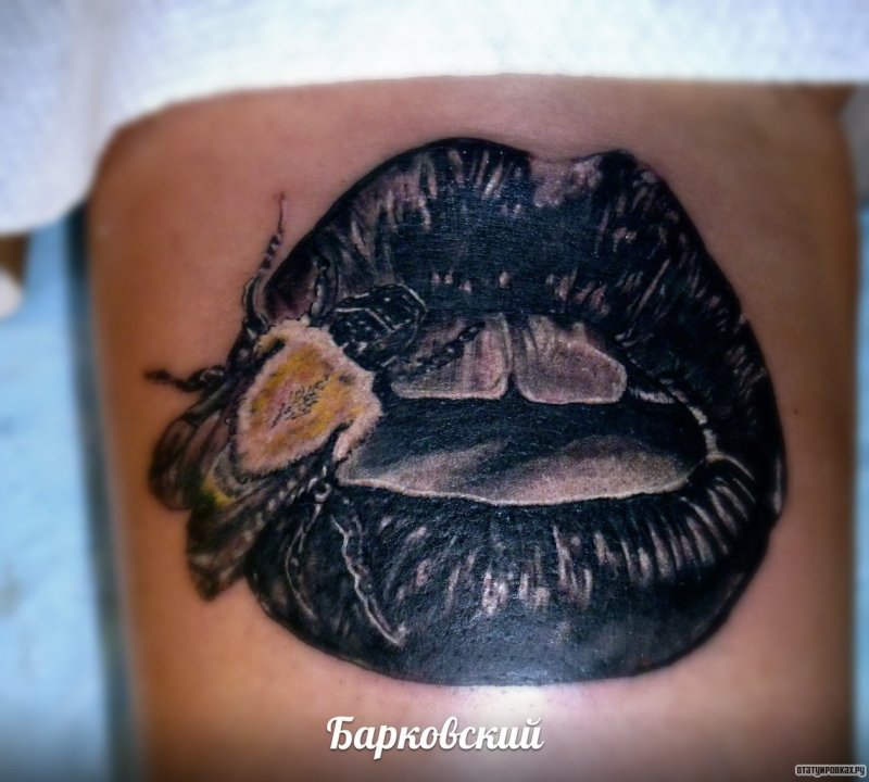 Тату с поцелуем