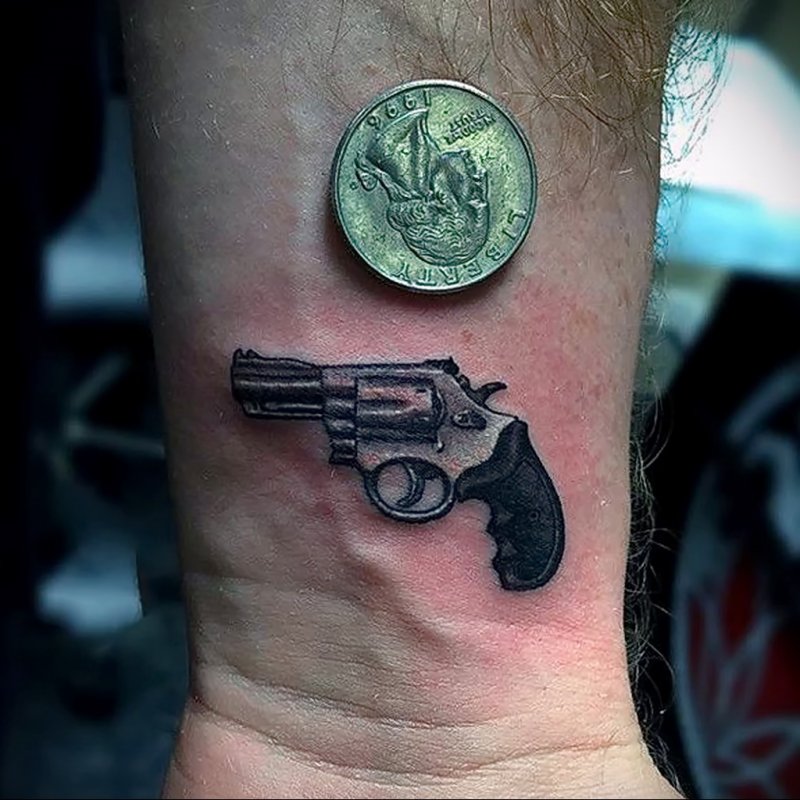 Тату Peep на руке
