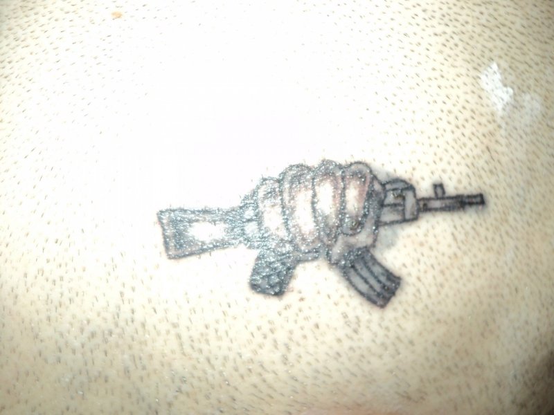 Uzi тату на груди