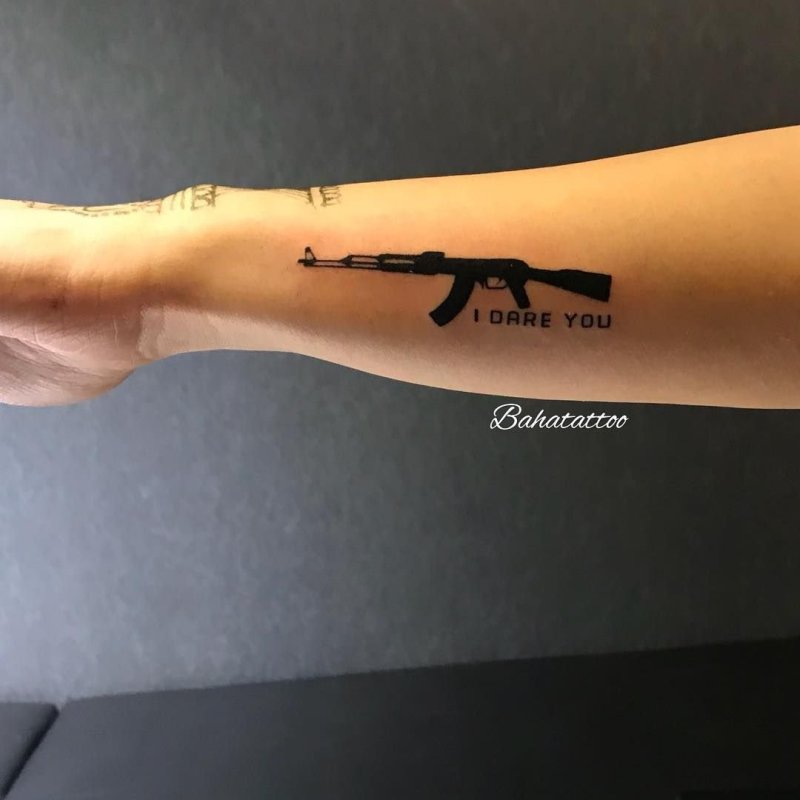 Тату пистолет на поясе