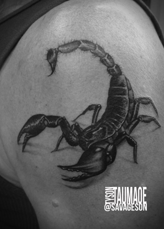 Наколка Скорпион на лопатке
