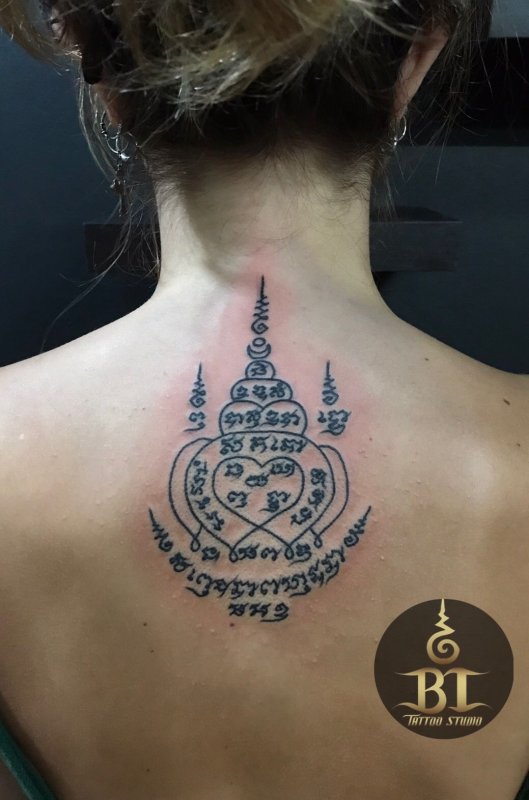 Средние тату для девушек