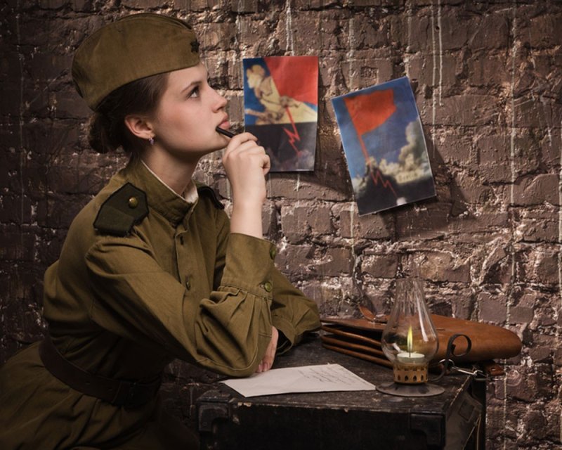 Женщина за столом военной форме