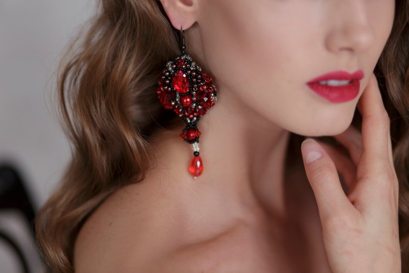 Серьги под красное платье