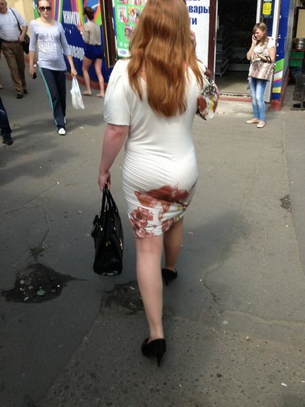 Девушка протекла на улице